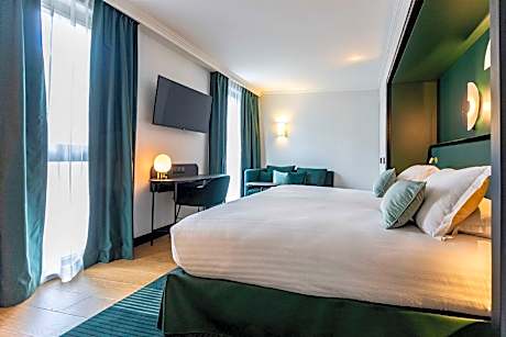 1 King Bed, Nonsmoking, Deluxe Room, Larger Room, Sofabed