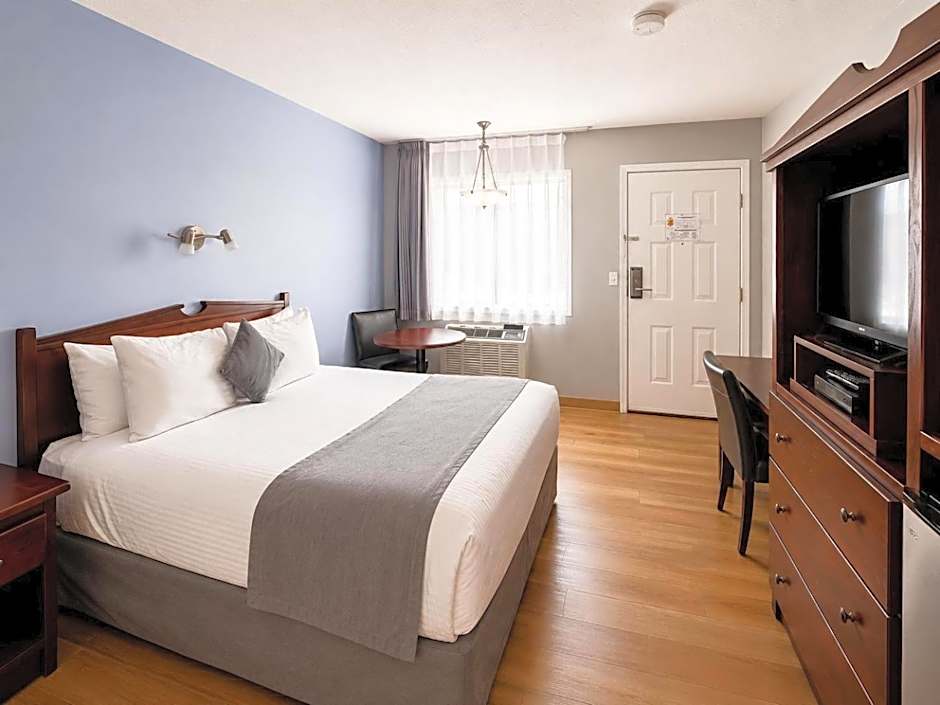 Super 8 by Wyndham Lake Country/Winfield Area Airport North