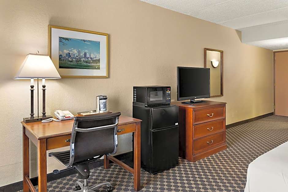 Hotel RL Cleveland Airport West