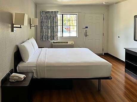 Deluxe Queen Room - Non-Smoking