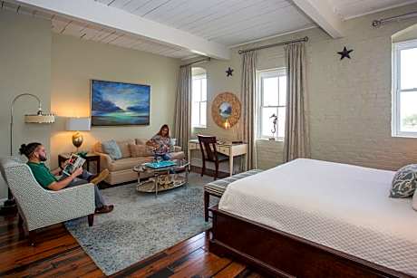 One-Bedroom Queen Suite with Street View - Stair Access Only