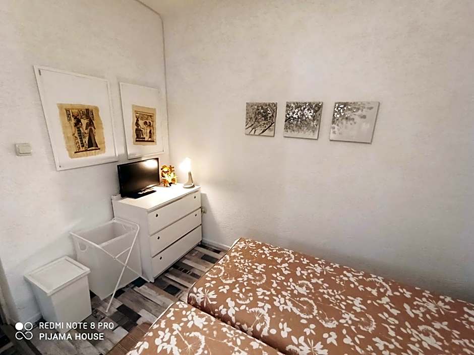 PIJAMA HOUSE - Bike & Bed