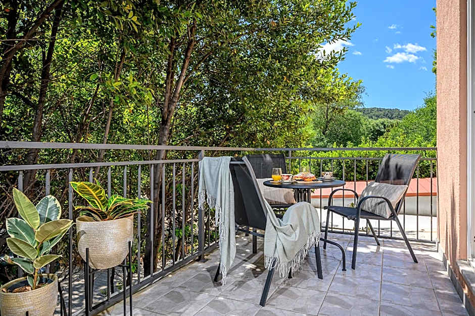 Yellow house with private parking