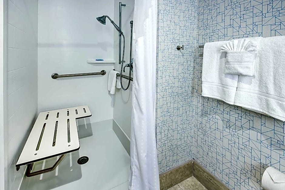 Holiday Inn Express Woodbridge By IHG