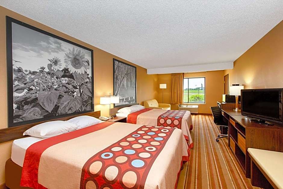 Super 8 by Wyndham Salina I-70