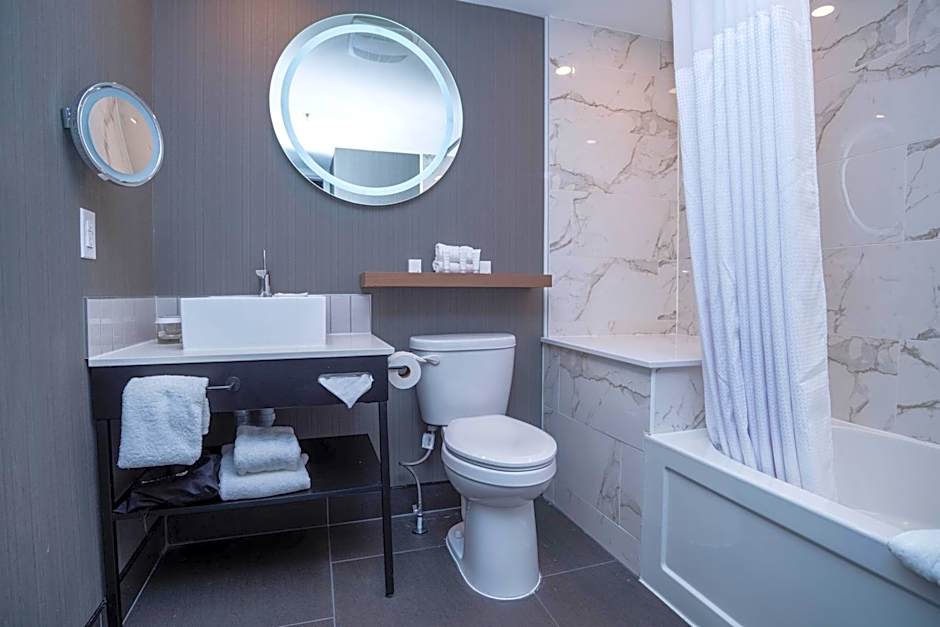 Sandman Signature Ottawa Airport Hotel