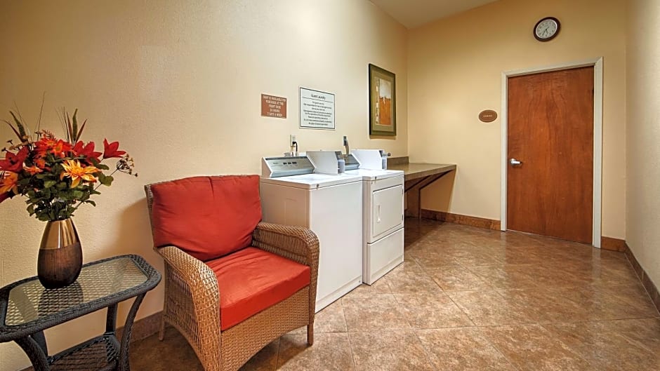 SCHULENBURG INN & SUITES