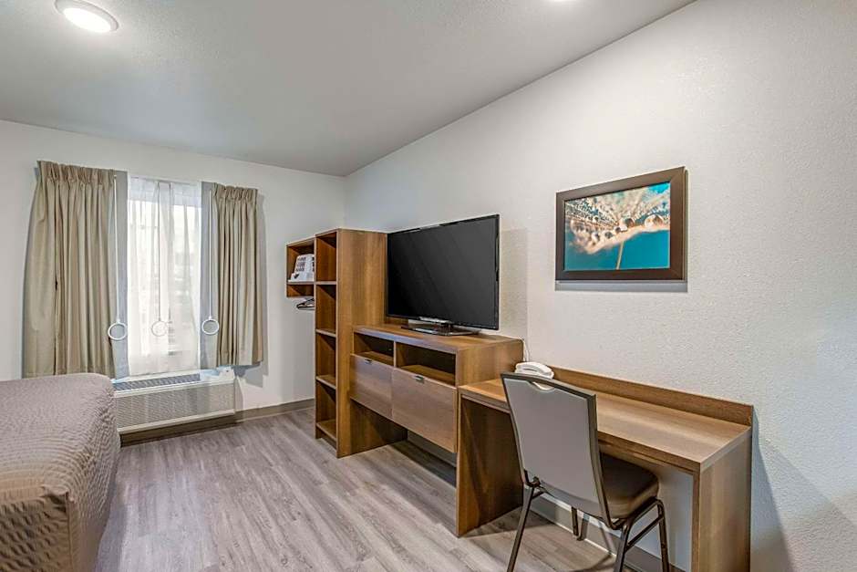 WoodSpring Suites Detroit Farmington Hills