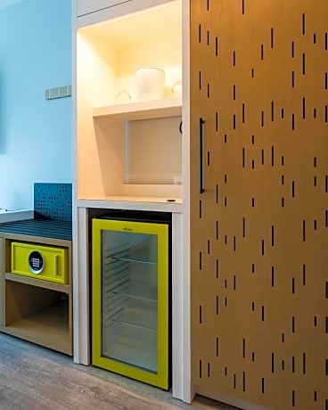 King Room with Skyline View and Adapted Tub - Mobility Accessible