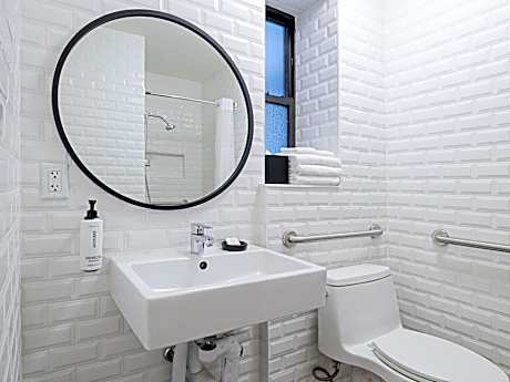 Double Room with Roll In Shower - Mobility Accessible/ Non- Smoking