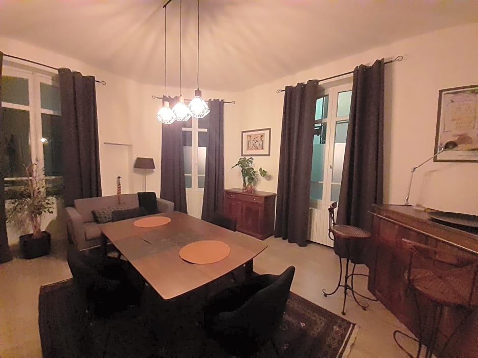 Centre ville, chambre indépendante 20m2 et sa salle de bain privée