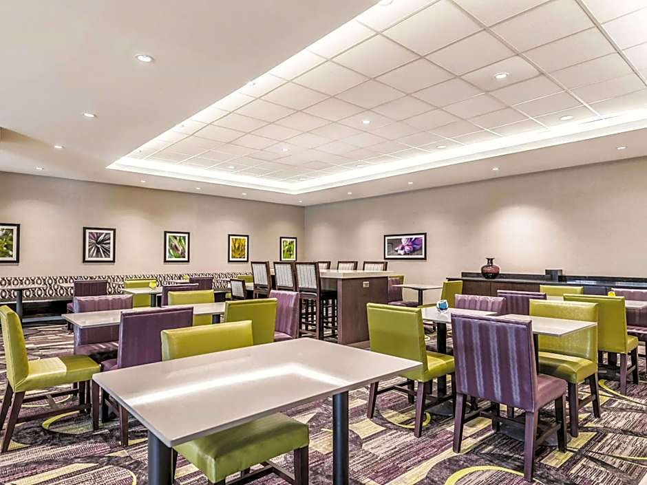 La Quinta Inn & Suites by Wyndham Cincinnati Sharonville
