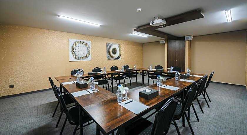 LOUIS V HOTEL LEBANON