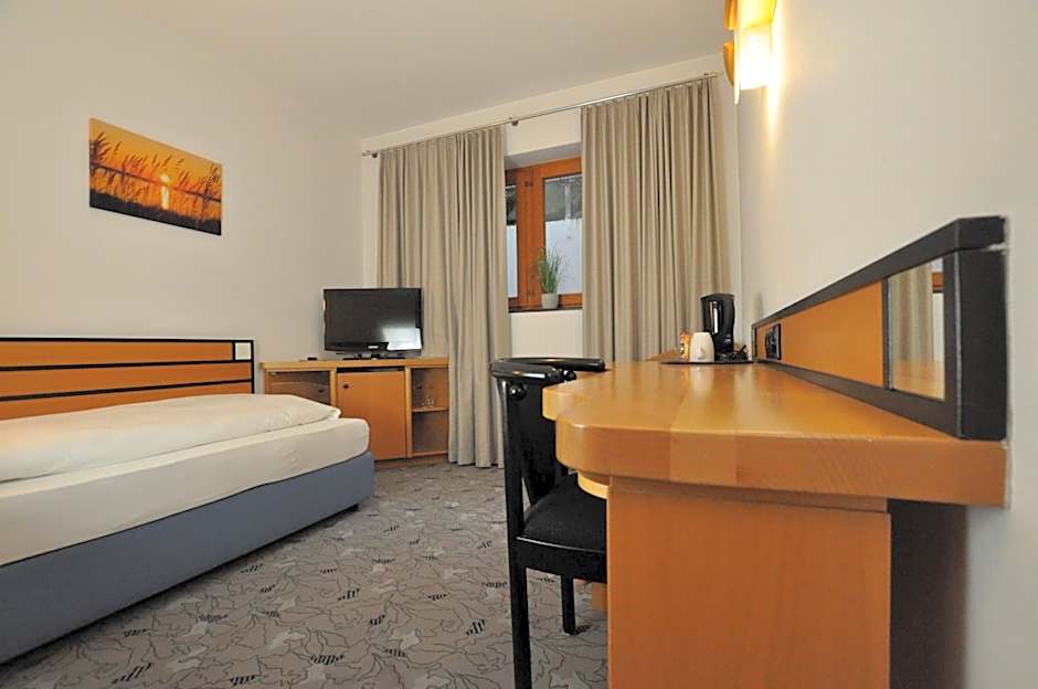 Villa Waldperlach by Blattl