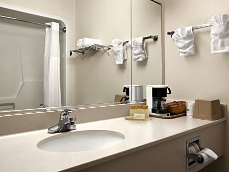 Days Inn & Suites by Wyndham Romeoville