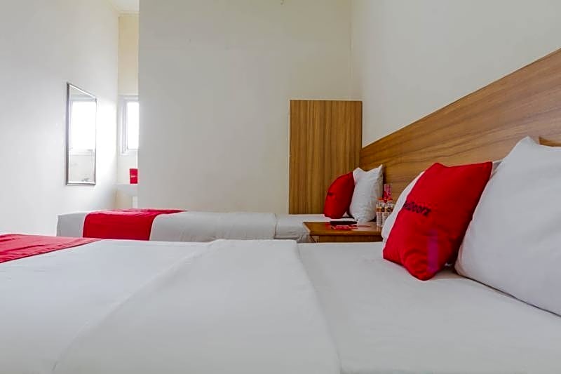 RedDoorz Plus @ Surapati 2