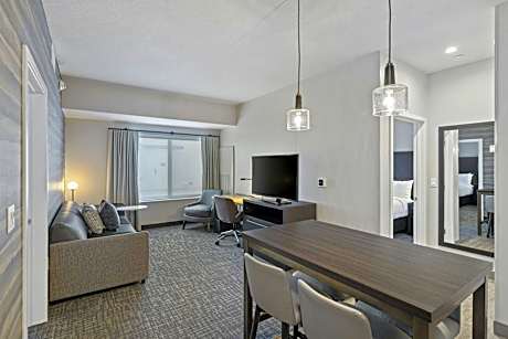 2 Bedroom Suite, Bedroom 1: 1 King, Bedroom 2: 1 Queen, Non-Private Sofa bed