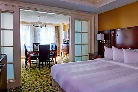 One-Bedroom Queen Suite