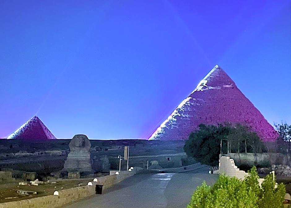 The Gate Hotel Front Pyramids & Sphinx View