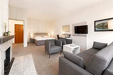 Suite with Pool View