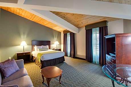 Two-Bedroom Queen Suite