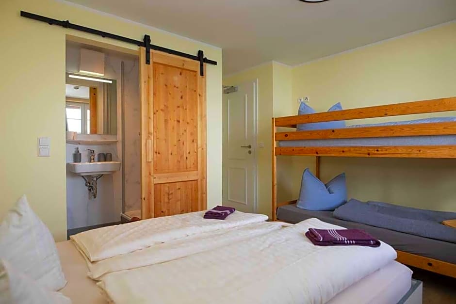 Foto 1 dari 6 — Familienzimmer-Einfach-Eigenes Badezimmer-Bergblick