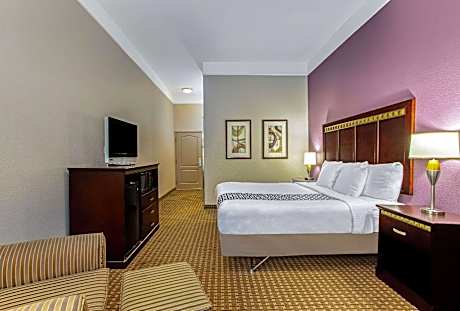 King Room with Bath Tub - Mobility/Hearing Accessible - Non-Smoking