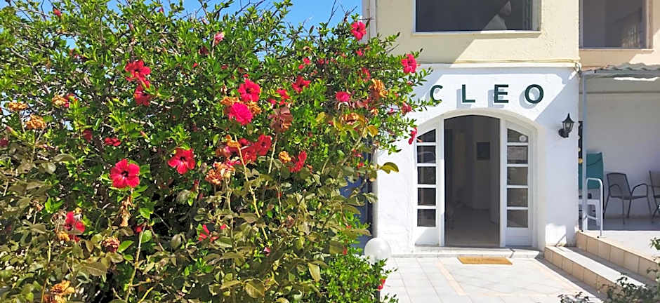 CLEO ROOM WITH PATIO 250m FROM THE BEACH