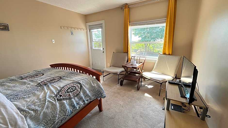 Admiral's Quay Motel & Suites