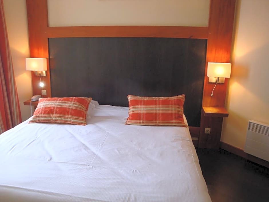 Hotel de l'Orme, Akena