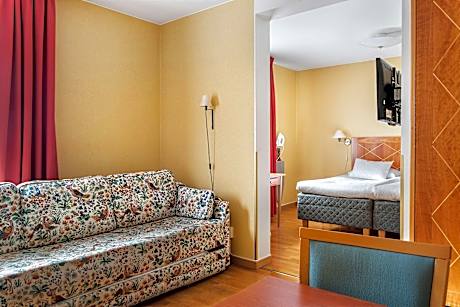 2 SINGLE BEDS,NSMK,FAMROO,SOFBD,WIFI,FULL BREAKFAST