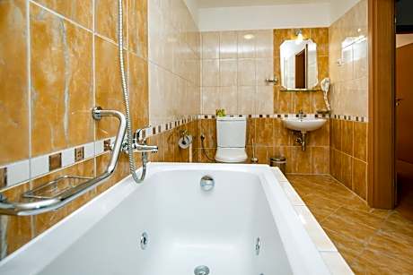 Suite with Whirlpool