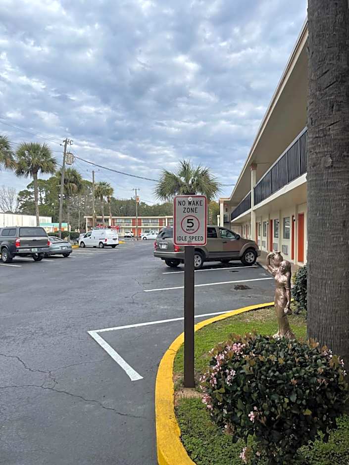 Hole Inn the Wall Hotel - Fort Walton Beach - Sunset Plaza - near Beaches & Hurlburt