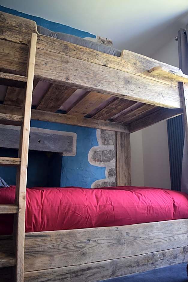 Ty Glyndwr Bunkhouse, Bar and cafe