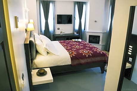 Suite 1 King Bed w Sofa - NS