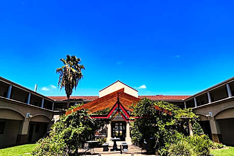 Vineyard Court Designer Suites Hotel