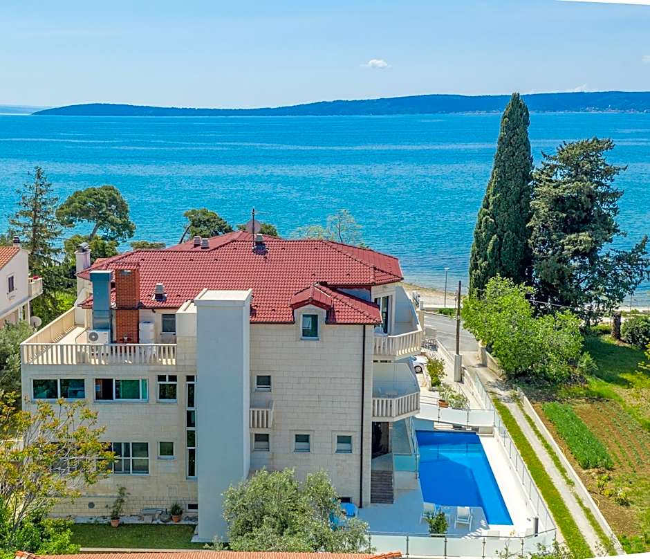 Hotel Riva Kaštela with swimming pool