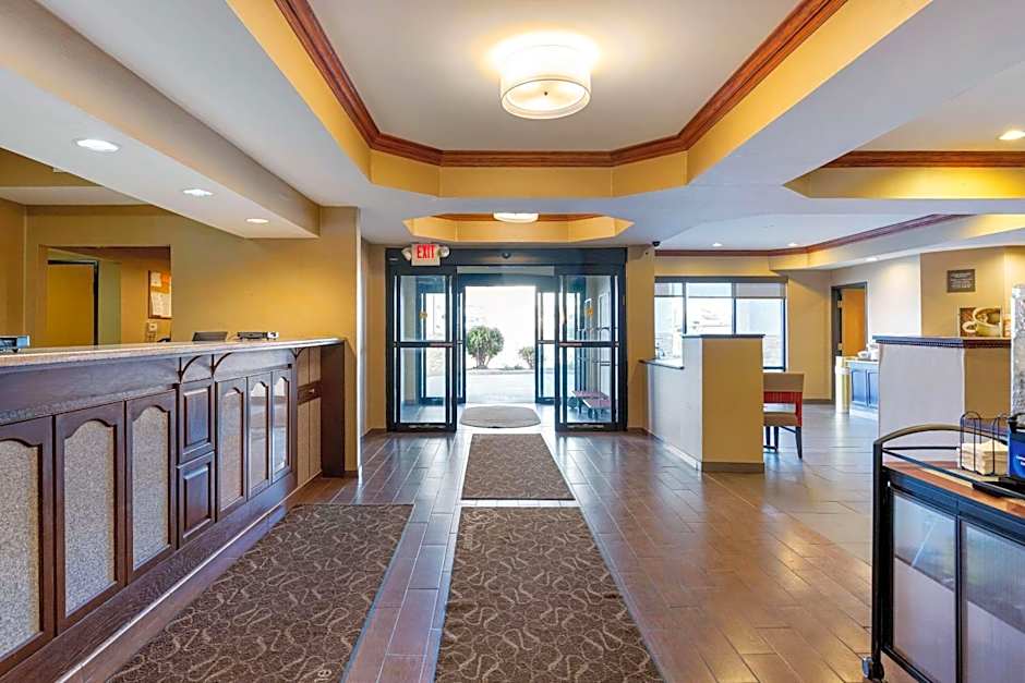 Comfort Suites South Haven Near I-96