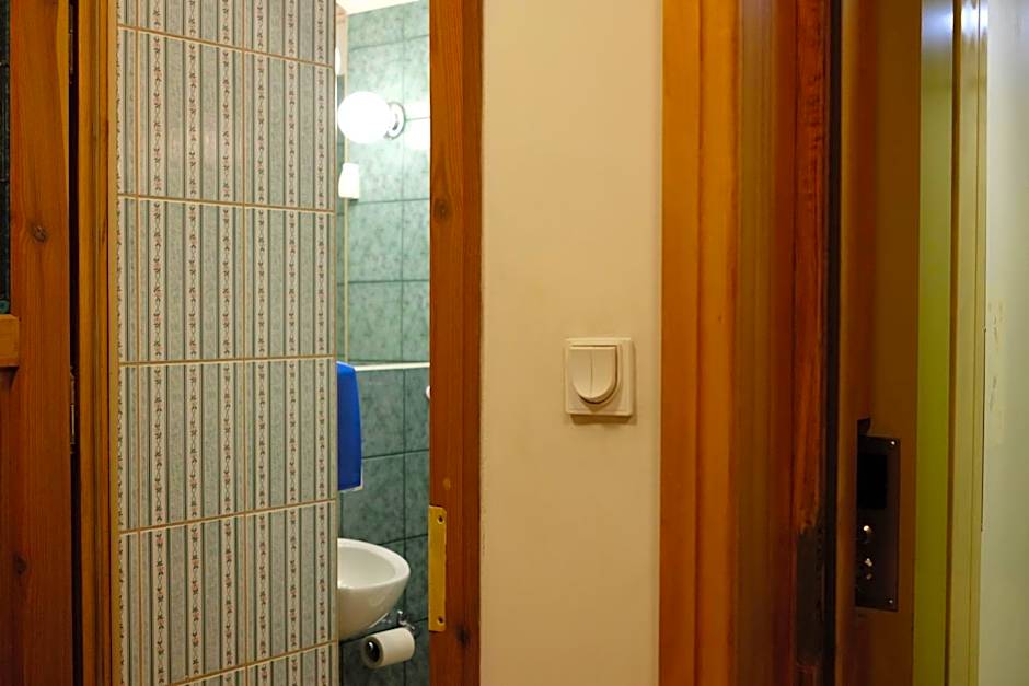 Academus Pub & Guest House