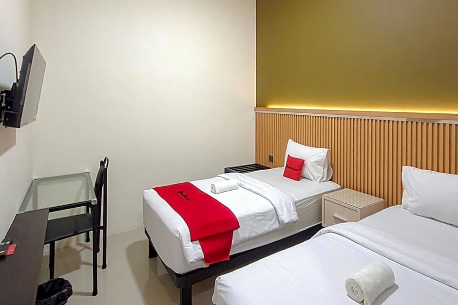 RedDoorz Plus Syariah at Lotus Residence