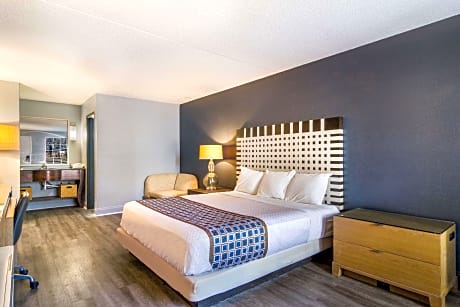 1 King Bed, Smoking, Accessible