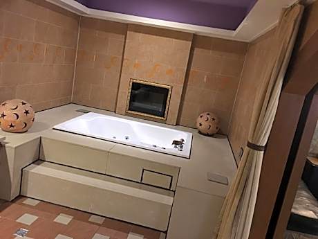 Suite with KTV Room (10 Adults)