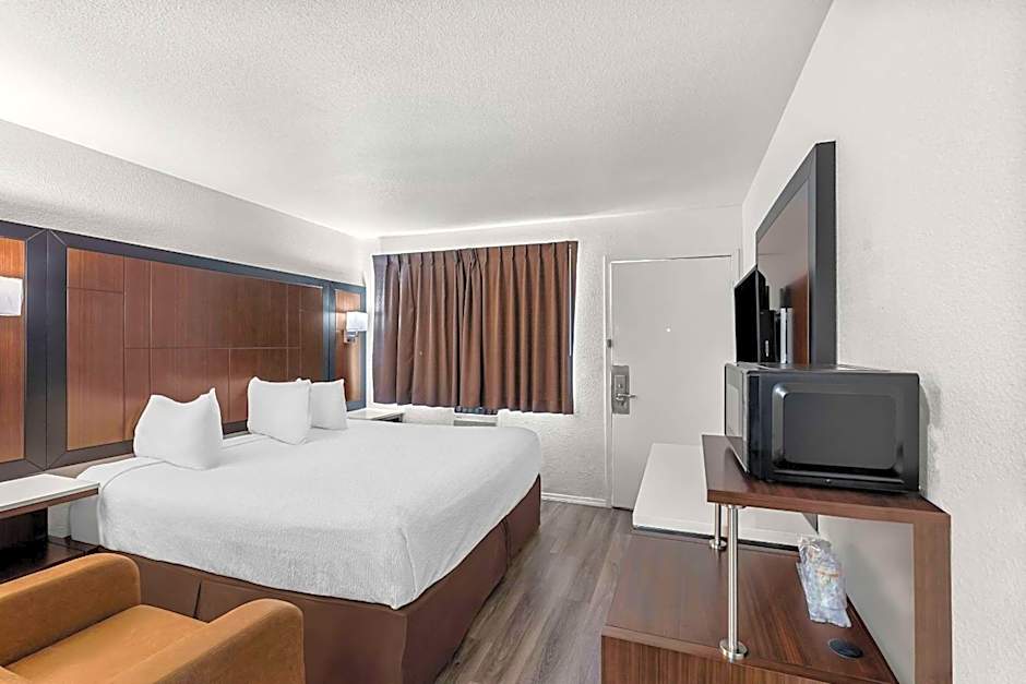 Econo Lodge Stockton near I-5 Fairgrounds