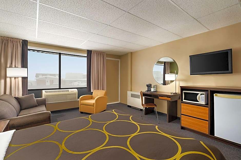 Super 8 by Wyndham Hearst ON
