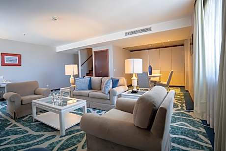 2 Bedroom Suite Dining Area