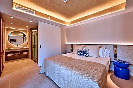 Family Suite (2 Adults + 2 Children)