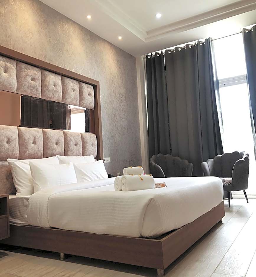 SPT Clarks Inn Suites, Mandi