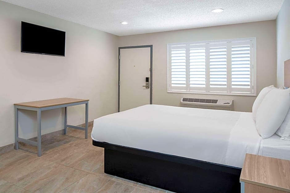 Super 8 by Wyndham Bakersfield CA