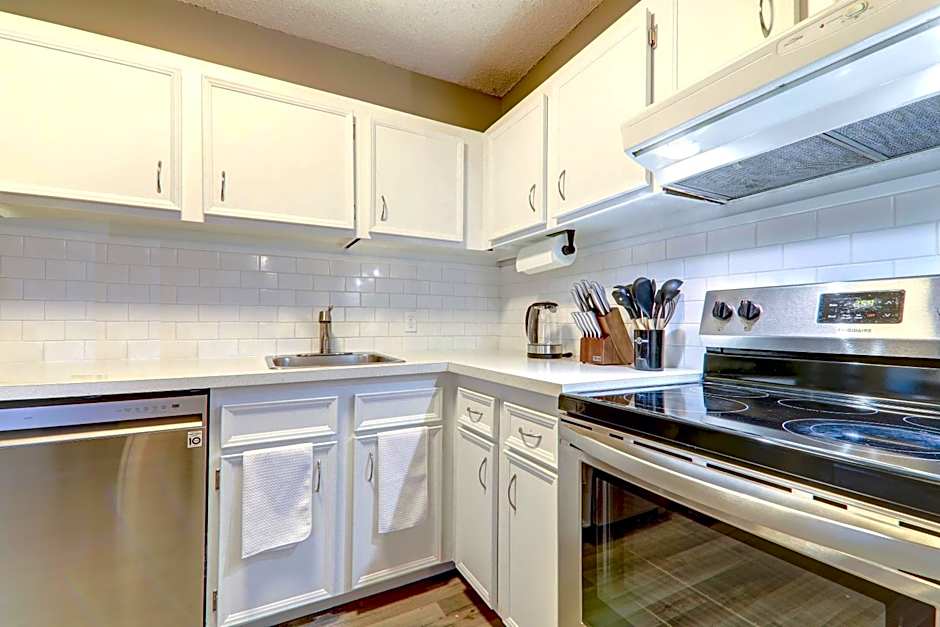 Roomy Top Floor at Stampede w Free Parking and AC
