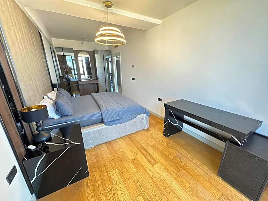 Stunning skyview luxury apt floor in high floor